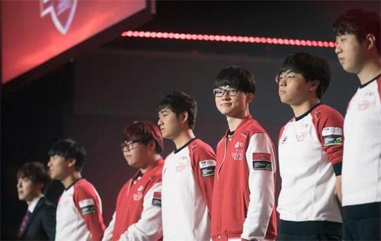 美媒晒图盛赞威少：他在国王，就好像一辆布加迪停在贫民窟