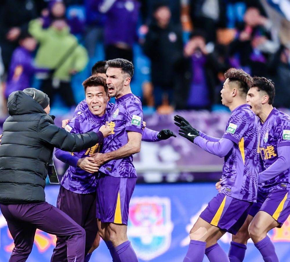 挥着巨大的 挥着巨大的